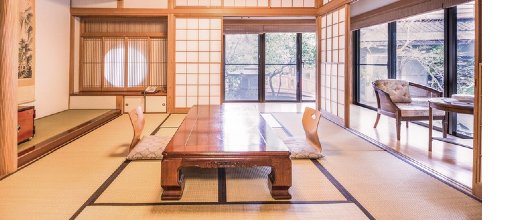 素材サイト「PAKUTASO」より、温泉宿の和室の無料写真素材。 アイキャッチ画像。