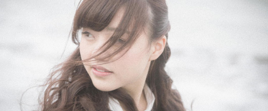写真素材サイト PAKUTASO より、「海辺で思い出に浸る独女」。千葉県いすみ市とのコラボレーションで生まれた素材です。 アイキャッチ画像。