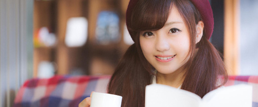写真素材サイト PAKUTASO より、「『何読んでるの?』と聞いても教えてくれない幼なじみの美少女 (妄想)」だそうです。モデルは、今回も河村友歌さん。 アイキャッチ画像。