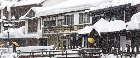 アイキャッチ画像。雪が積もる銀山温泉街。写真サイト PAKUTASO より。