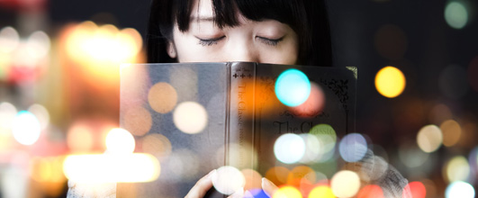 アイキャッチ画像。写真素材サイト PAKUTASOより「目を閉じるたびに思い出す」。カズキヒロさんの作品。モデルは白鳥片栗粉さん。