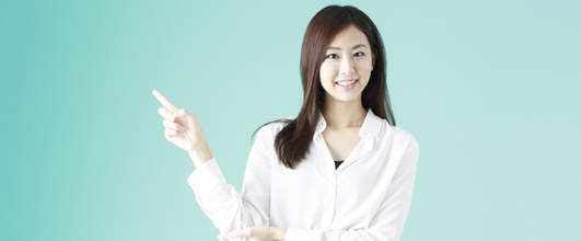 Freebie AC の無料素材より。この女性は「従来型掲示板を、5月末日をもって閉鎖します」「旧掲示板過去ログを残そうと考えています」の時と同じ方です。よく見ると、それぞれポーズが違います。 アイキャッチ画像。