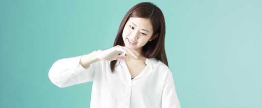 Freebie AC の無料素材より。この女性は「従来型掲示板を、5月末日をもって閉鎖します」の時と同じ方です。何のポーズか私にもよく分かりません。Freebie AC の写真素材に出てくる女性は綺麗な方が多いです。Freebie AC Gallery の女子セレクションをご覧になってみてください。 アイキャッチ画像。